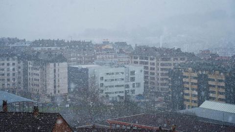 Un momento en el que la nieve ca�a con fuerza en Oviedo.