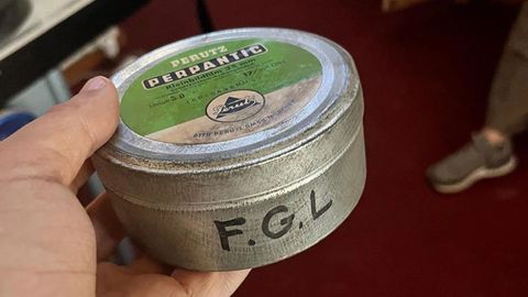 Lata con los fotoqumicos originalescon imgenes de Federico Garca Lorcaen 1932.