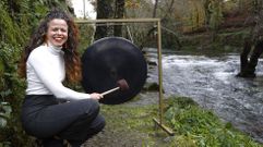 La psicloga Ana Vidal, con un gong tibetano, con el que hace terapia.