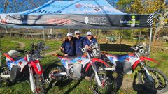 Gmez Pallas, en el centro, con Miguel Puertas y Esther Merino, los otros dos pilotos que conformarn el equipo gallego del Dakar