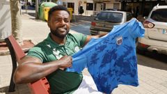 Felix Martins posa vestido co polo da SD Burela e sostendo a camiseta da selecci�n de Cabo Verde