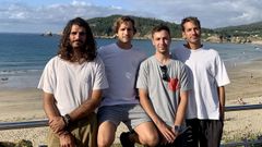 Pablo Maci�eira (segundo por la derecha, con los otros tres monitores de la Ortegal Surf Escola, junto a la playa de San Antonio