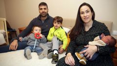 La pareja acompa�ada de toda la familia en su casa de Castrelo (Cambados)