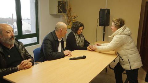 Una representante de la Asociaci�n por la Recuperaci�n de la Memoria Hist�rica entrega a Rebeca Fern�ndez el  stolperstein  con el nombre de su t�o 