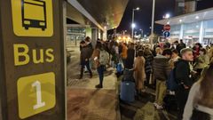 Pasajeros esperan autobuses en el aeropuerto de Vigo. Los trasladan a Santiago porque la pista de Peinador tiene un socav�n