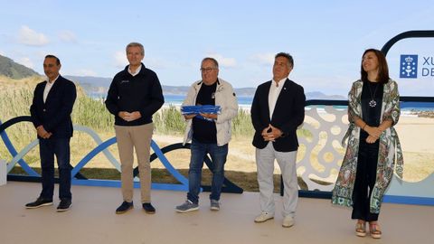Antonio Veiga, concelleiro en Barreiros, recogi� las ense�as que ondear�n en Coto, Fontela Valea y As Pasadas