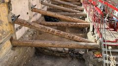 Al pie del muro se han encontrado restos de cer�mica, una moneda y una punta de lanza.