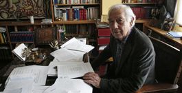 Nemesio Barxa, no seu despacho de Ourense, cidade na que exerce como avogado. Est� colexiado dende o ano 1959. 