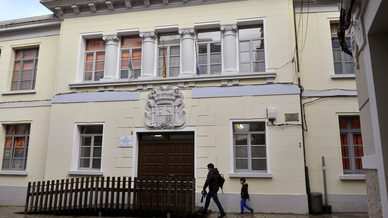 Las familias del CEIP Cidade Vella de A Coruña denuncian la situación «extrema» del centro tras la caída de una piedra de la cubierta