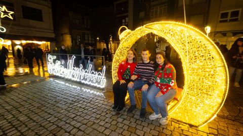 Imagen del encendido en Fisterra: en el centro, Lu�s Insua, alcalde