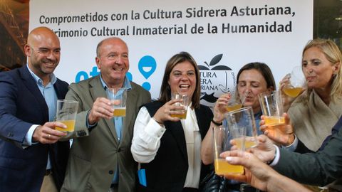 La vicepresidenta de Asturias, Gimena Llamedo (3i), brinda con representantes de la patronal de hostelería y de la Cámara de Comercio durante el homenaje a la cultura sidrera que se realizó este lunes en la 68 Feria Internacional de Muestras de Asturias celebrada en Gijón