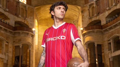 C�sar Gelabert con la camiseta retro de la 25/26