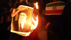 Manifestantes queman una fotograf�a del l�der supremo, Al� Jamene�,�este domingo Londres.