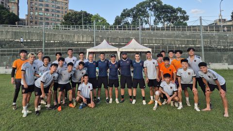 <span lang= gl >Ou cambadés José Ángel «Pacho» Oliveira, primeiro con camiseta azul na parte esquerda do centro dá imaxe, xunto aos xogadores do primeiro equipo do AC Taipei, vos as súas compañeiros españois non corpo técnico do club e ou director xeral do mesmo, Andy Chen.</span>
