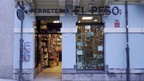 La ferretería El Peso cambió hasta en tres ocasiones de ubicación. Actualmente se sitúa en el número 56 de la calle Rosal de Oviedo
