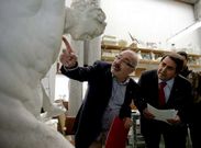 El alcalde observa uno de los yesos que se expondr�n. 