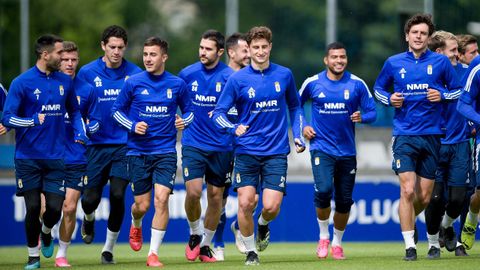 Los jugadores del Oviedo, en El Requexn, en un entrenamiento de la temporada 20/21