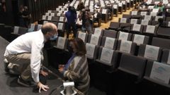 Gonzalo Prez Jcome, hablando con la portavoz del PP, Flora Moure