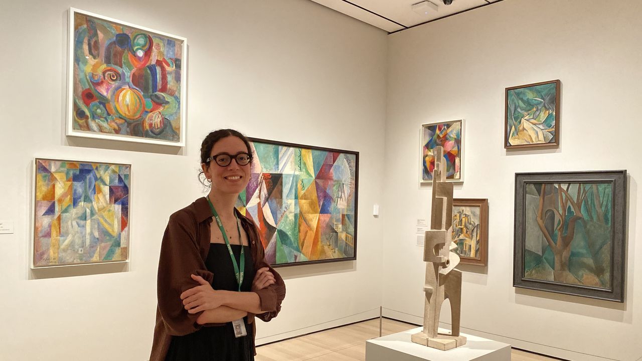 La gallega que «ficha» artistas extranjeros para el MoMA