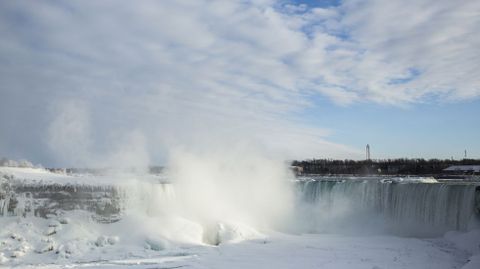 Las famosas cataratas del r�o Ni�gara, entre Estados Unidos y Canad�, est�n parcialmente heladas. 