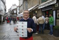 Jos Luis, en su administracin de Porta Faxeira, con dcimos d?el nmero premiado. 