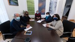 De izquierda a derecha, el alcalde de As Somozas, la alcaldesa de Nar�n, sus hom�logos de San Sadurni�o y Moeche, y la concejala de Neda �ngeles Puentes