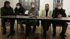 Miembros de la plataforma en contra de la tasa de saneamiento, que comparecieron provistos de mascarillas