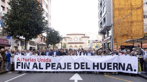 Varias personas con una pancarta, durante la manifestaci�n en contra del peaje del Huerna, a 17 de octubre de 2025, en Oviedo, Principado de Asturias (Espa�a).