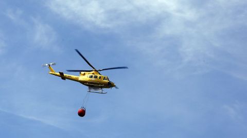 Un helic�ptero llevando agua para combatir un incendio, en una imagen de archivo