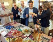La responsable de la Axencia de Turismo de Galicia, Nava Castro, prob� el corte de jam�n a cuchillo siguiendo la voz de los expertos.
