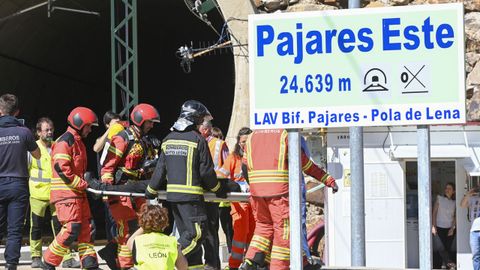 Simulacro de rescate de emergencia de Adif AV de una aver�a t�cnica con conato de incendio en un tren de mercanc�as, previo a la puesta en marcha de la variante de Pajares, en Pola de Gord�n, Le�n