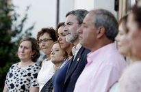 Jos� Tom� junto al alcalde durante la lectura del preg�n de las fiestas del 2013. 