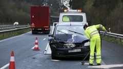 Imagen del turismo implicado en el siniestro. La gr�a pudo continuar su marcha
