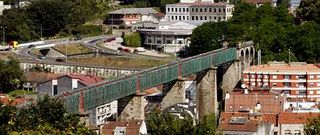 El centenario viaducto del ferrocarril que atraviesa Redondela era el enlace entre Vigo y Ourense, empezando a funcionar en 1872 y dejando de hacerlo en 1971.