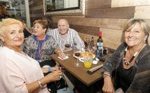 La fiesta de inauguraci�n del negocio situado cerca de la casa consistorial ribeirense congreg� a un buen n�mero de vecinos.