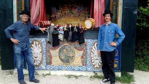 Jos� Luis Gonz�lez en el Teatro de Gui�ol de los Campos El�seos.