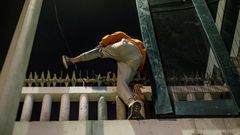 Inmigrantes que consiguieron cruzar la frontera con Marruecos intentan acceder al puerto comercial de Ceuta para esconderse en alg�n barco que los lleve a la Pen�nsula