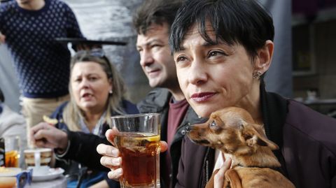 Roco de Frutos, candidata del PSOE por Ourense, en una terraza.