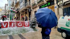 Montaje a �ltima hora de los adornos de Navidad en�Vigo