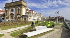 Operarios de jardiner�a ultimaban ayer los detalles en los parterres de San Francisco antes de abrir el recinto al p�blico. 