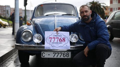 Rodrigo y su madre, de A Coruña, se llevaron un cuarto premio gracias a la matrícula de su coche