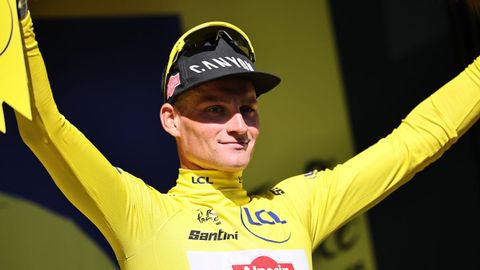 Mathieu Van der Poel, vestido de amarillo tras la sexta etapa del Tour de Francia.