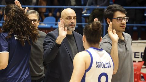 Jorge y Lino chocando las manos a sus jugadoras.