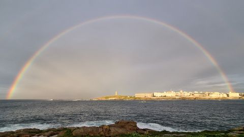 Arco�ris visto desde el Orz�n, en A Coru�a