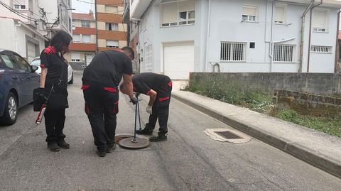 Operarios�aplicando tratamientos en la red de sumideros de Ribeira