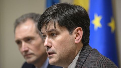 consejero de Ciencia, Industria y Empleo, Borja S�nchez (d), junto al director de la agencia asturiana de Ciencia Sekuens, David Gonz�lez, durante la comparecencia de esta tarde en Oviedo en la comisi�n de la Junta General.