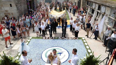 Procesión de Corpus saliendo de la iglesia de Santa Baia de Boiro, alfombras florales