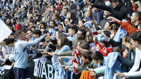 Iago Aspas, con aficionados del Celta en el entrenamiento abierto en Bala�dos de la pasada Semana Santa.