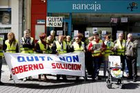 Los preferentistas, en el momento de salir de la oficina de Cerceda. En Carballo, un grupo se concentr� frente a la oficina de Bankia.