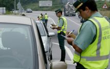 Agentes de Tr�fico interponiendo multas a los conductores en una carretera de la provincia. 
